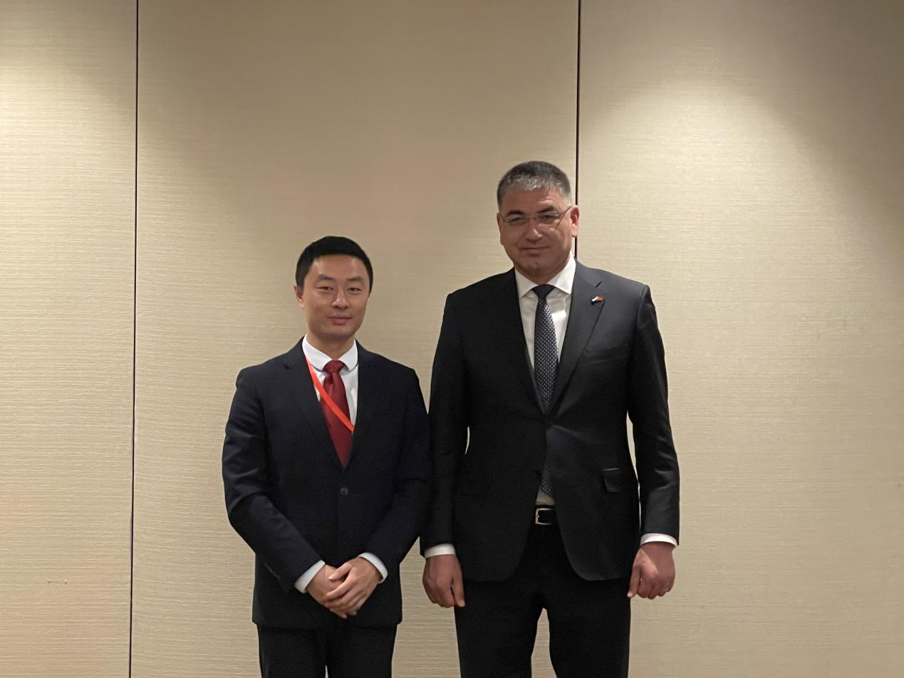 劉春陽外事總監(jiān)（左）與阿茲扎諾維奇州長(zhǎng)（右）