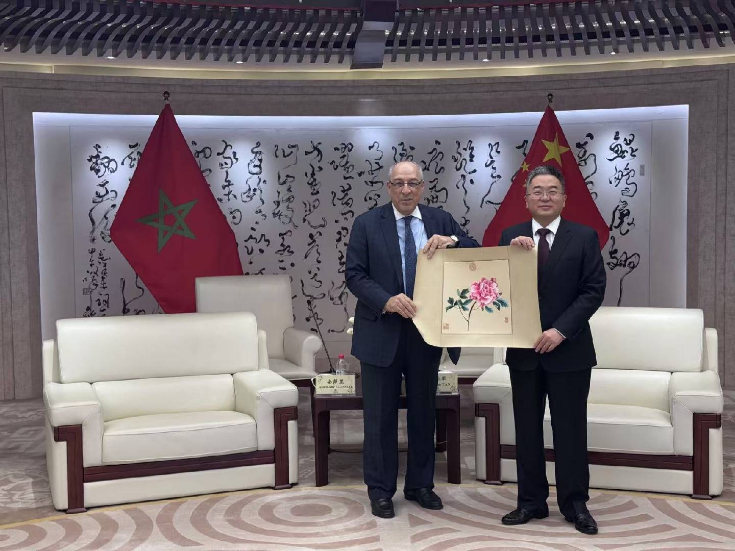 嚴(yán)圣軍董事長(zhǎng)（右）與安薩里大使（左）