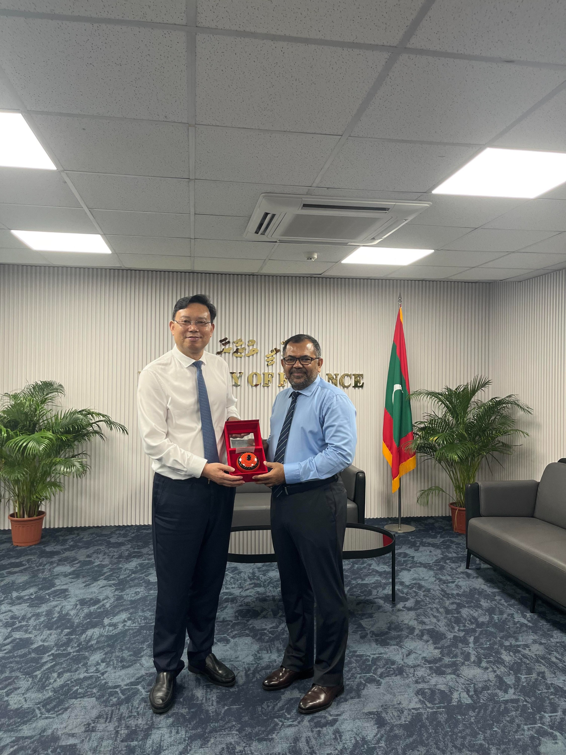 總裁曹德標(biāo)（左）與財政部長扎米爾（右）