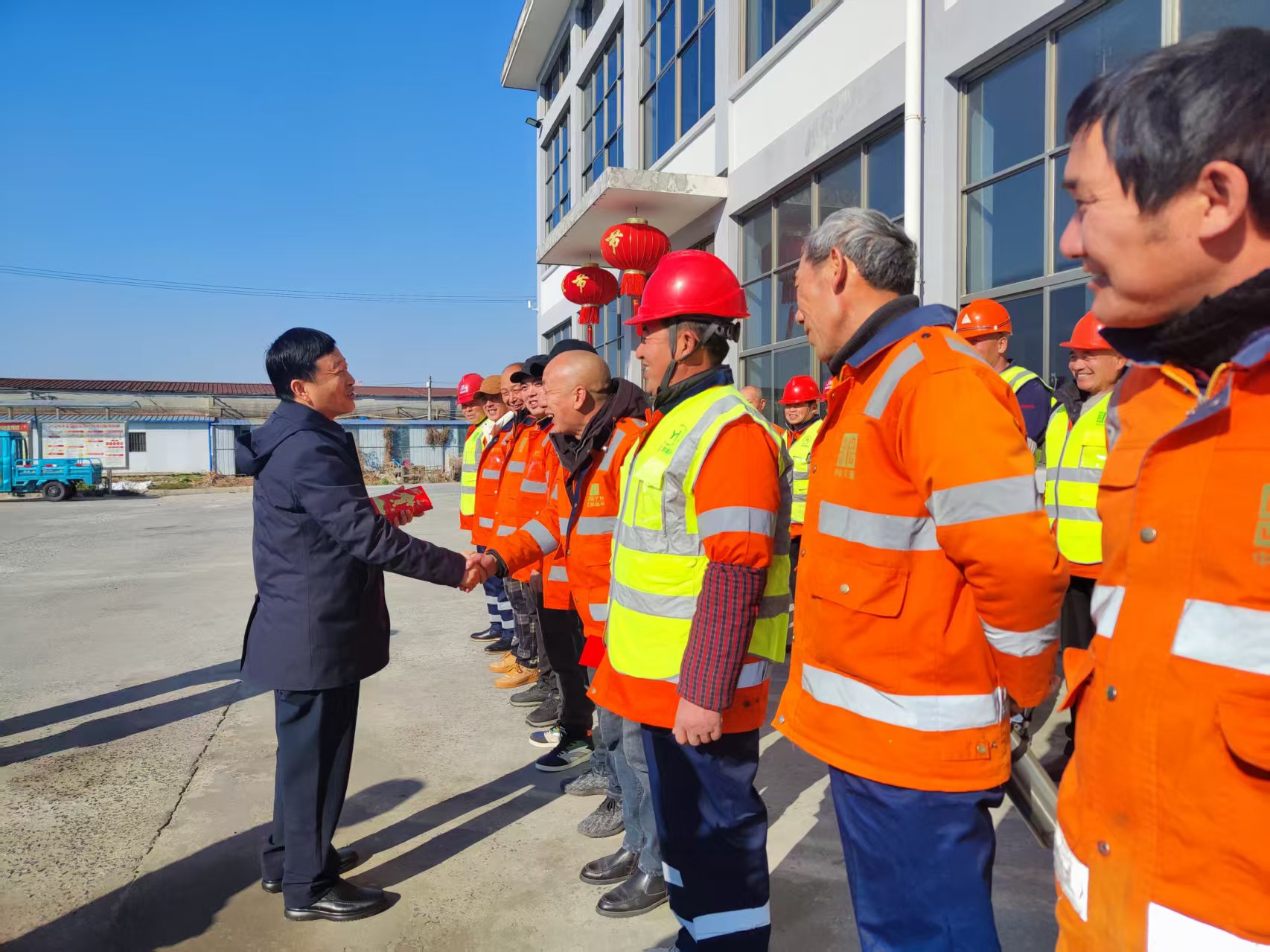 總經(jīng)理?xiàng)罱ㄣy帶領(lǐng)總經(jīng)辦走訪慰問(wèn)一線環(huán)衛(wèi)工人