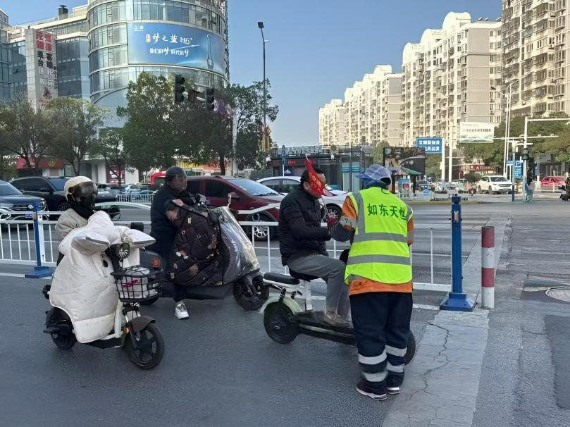 協(xié)助交警做好文明禮讓引導(dǎo)工作