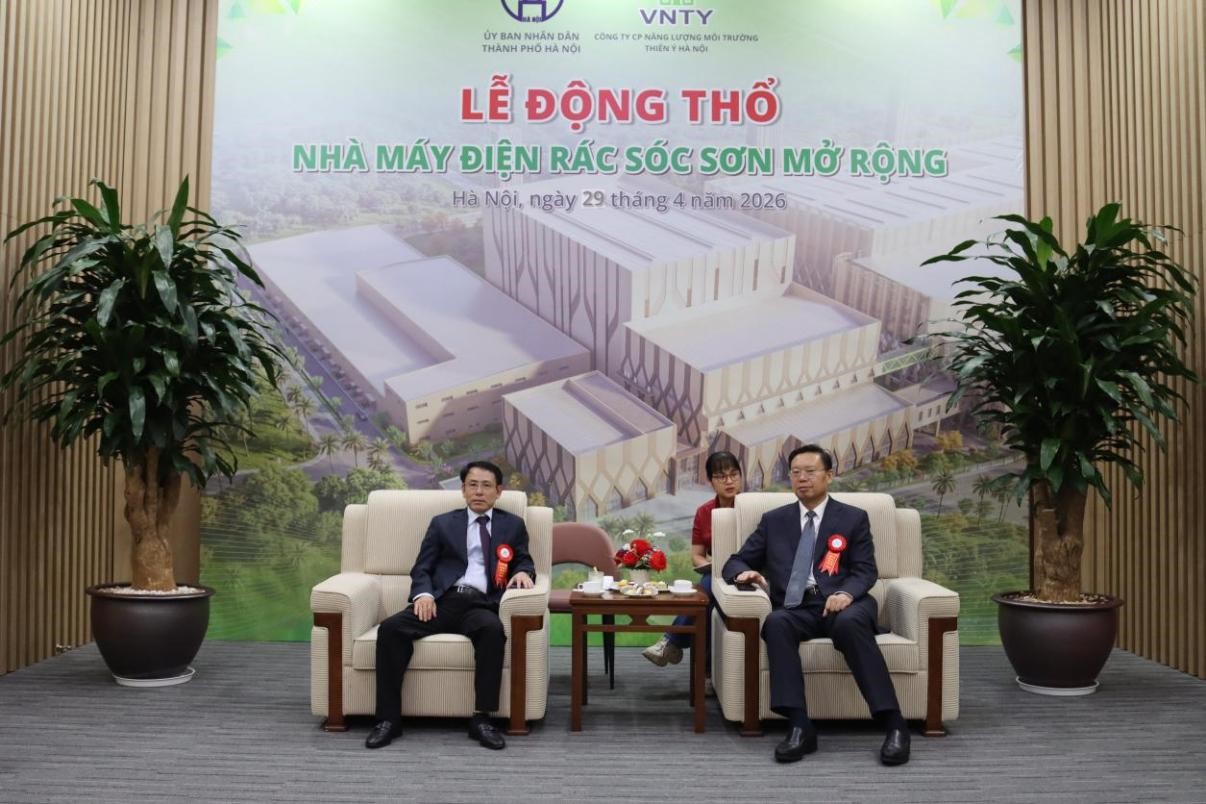 越南黨中央委員、河內市委常務副書記阮仲東與總裁曹德標交流